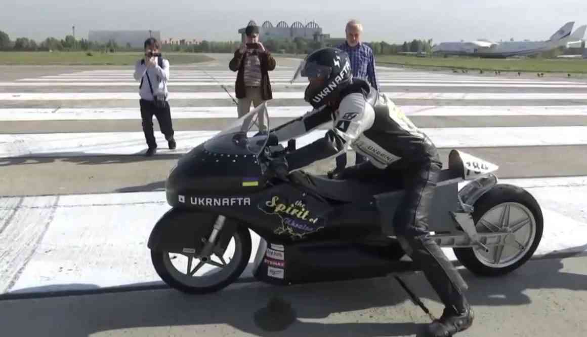 Electric motorcycle. Ukrainian athlete sets another speed record (video)