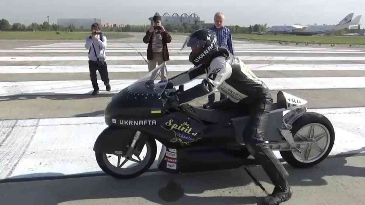 Electric motorcycle. Ukrainian athlete sets another speed record (video)
